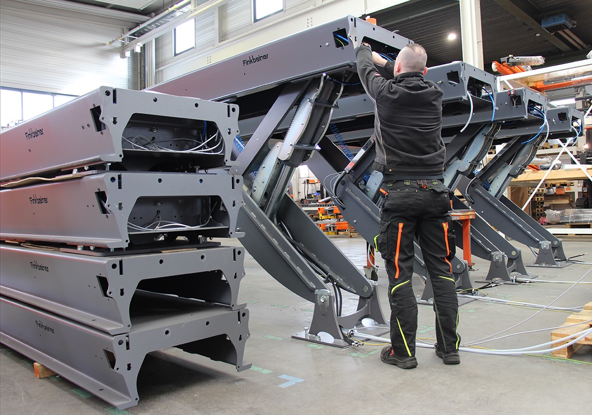 Production d'un pont élévateur à chemins de roulement chez Finkbeiner à Freudenstadt