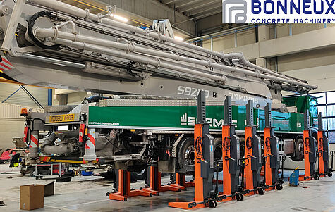 Colonnes de levage avec un camion-pompe chez Bonneux Machinery