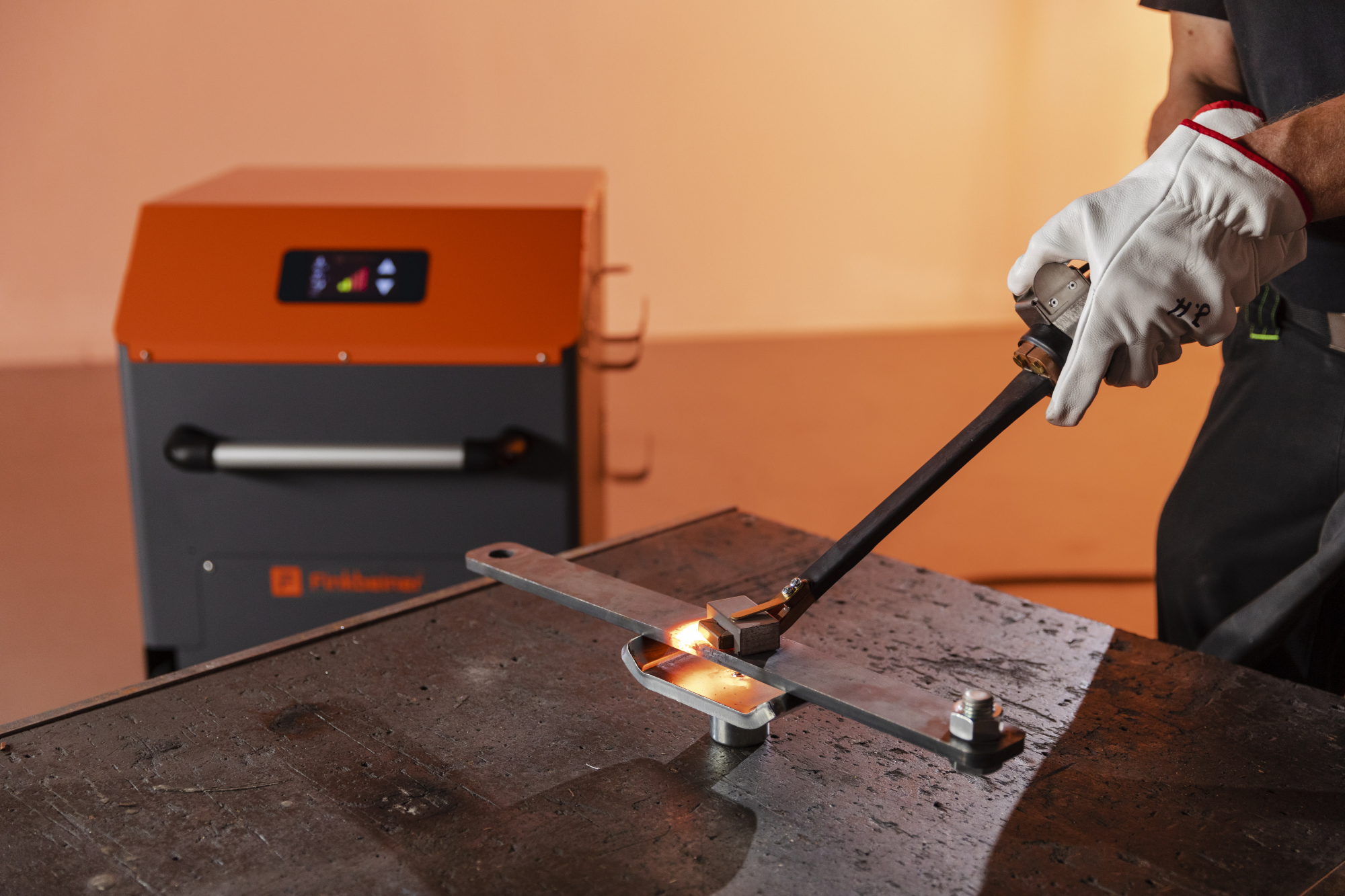 Un inducteur chauffe par induction. Puissante et prête à l'emploi, la station d'induction remplace la torche de soudage.